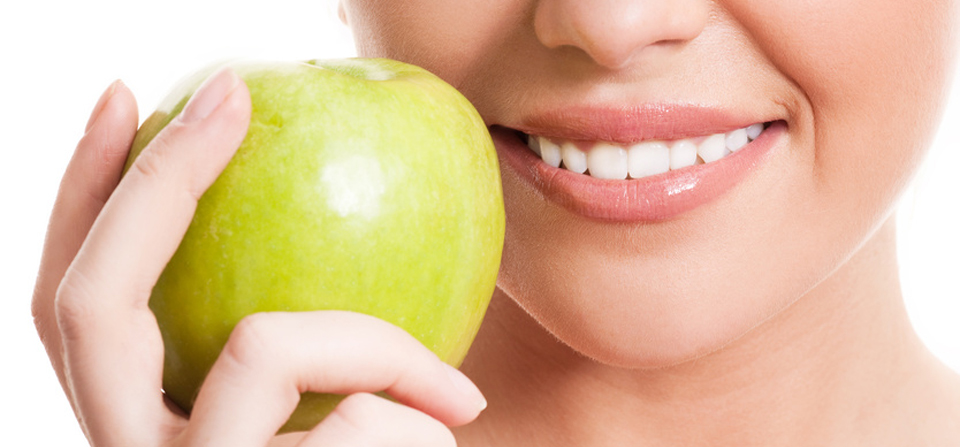Que manger après la pose d’un implant dentaire ?